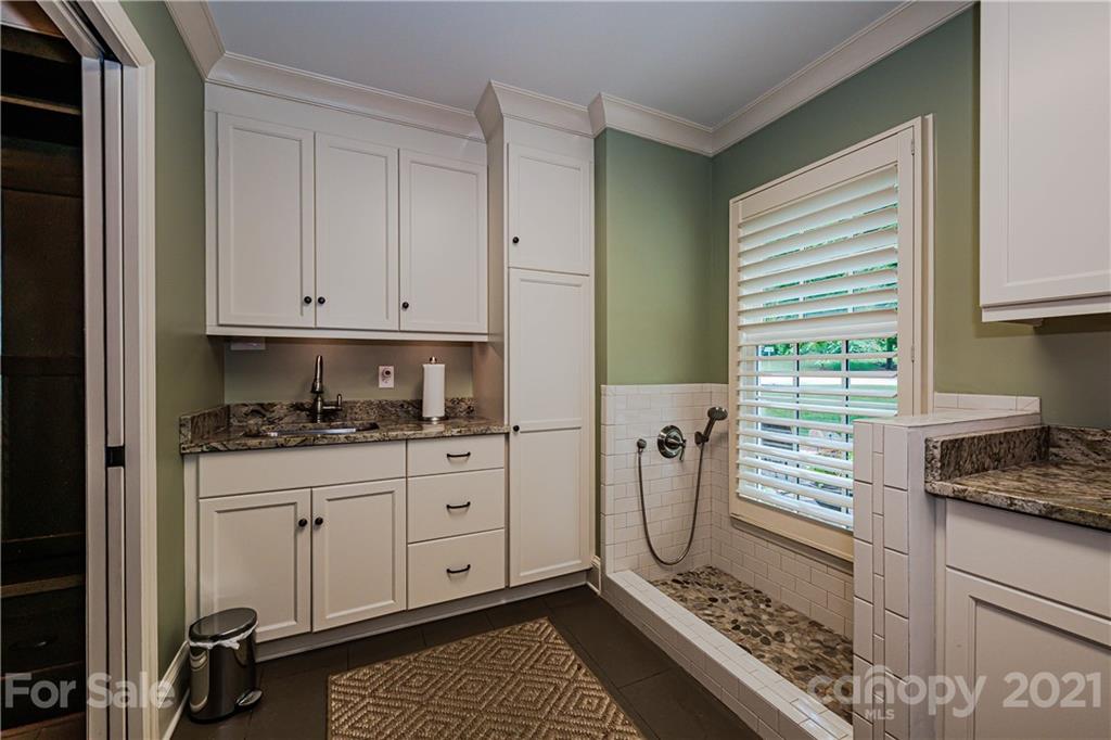 3800 River Ridge Road Charlotte, NC 28226 - Photo 28 of 48 a kitchen with granite countertop a sink stove and cabinets