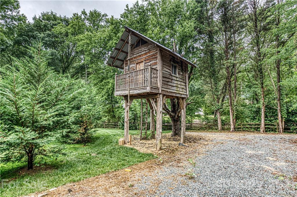 3800 River Ridge Road Charlotte, NC 28226 - Photo 43 of 48 a backyard of a house with lots of green space