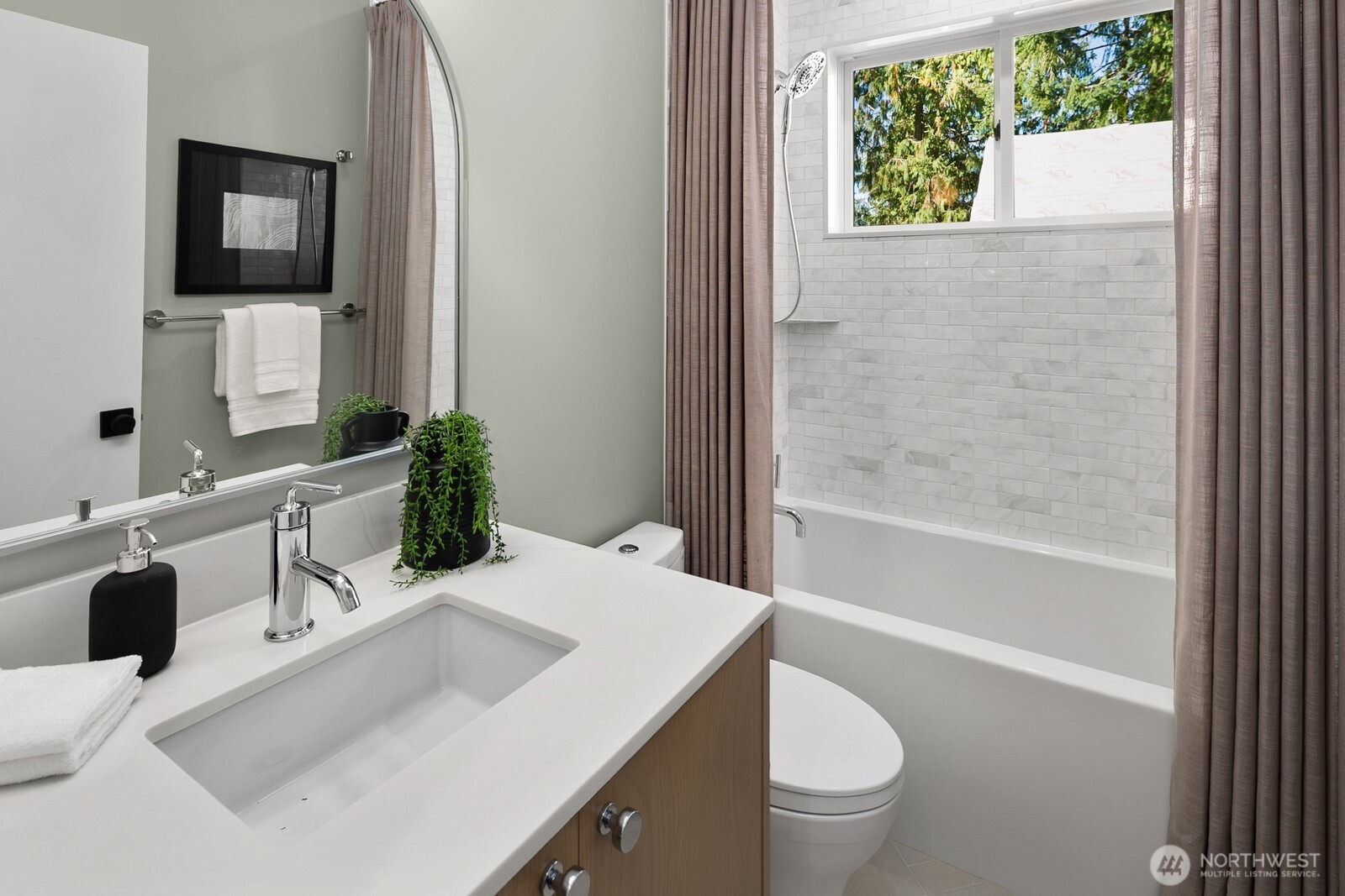 3949 West Barrett Lane Seattle, WA 98199 - Photo 18 of 33