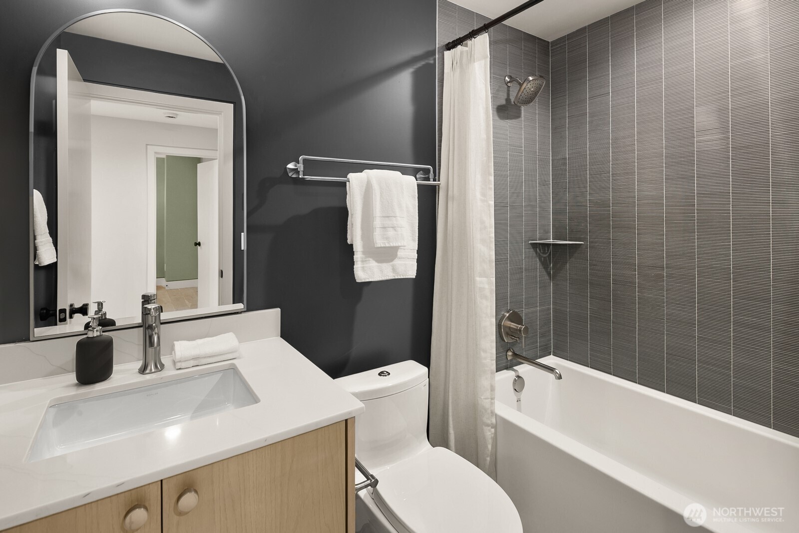 3949 West Barrett Lane Seattle, WA 98199 - Photo 23 of 33