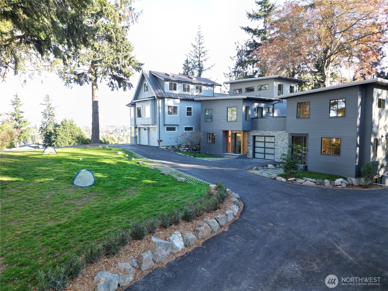 3949 West Barrett Lane Seattle, WA 98199 - Photo 3 of 33