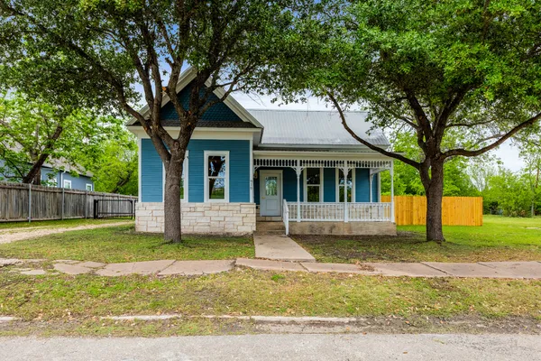 $299,900 | 910 West 4th Street, Taylor, TX 76574