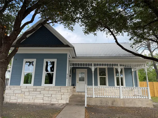 $299,900 | 910 West 4th Street, Taylor, TX 76574
