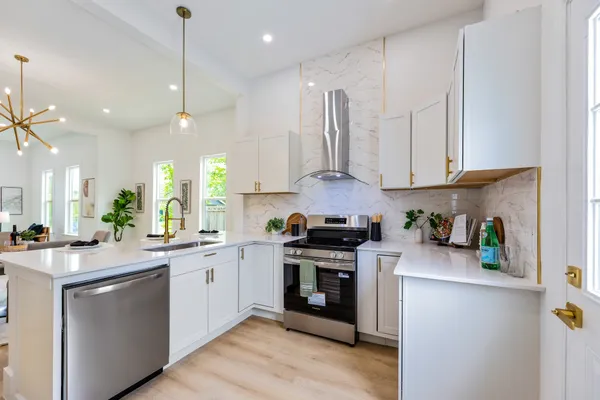 $299,900 | 910 West 4th Street, Taylor, TX 76574