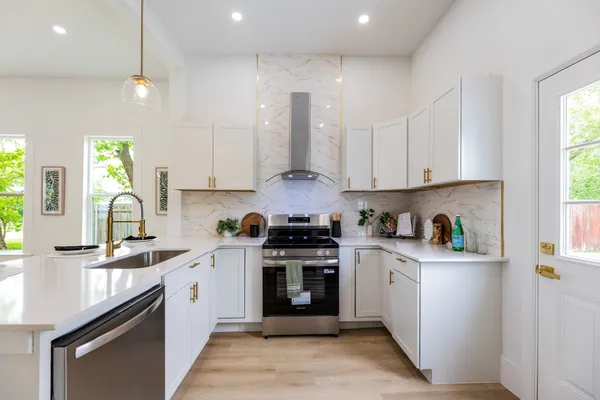 $299,900 | 910 West 4th Street, Taylor, TX 76574