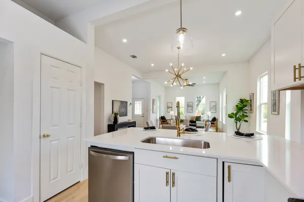 $299,900 | 910 West 4th Street, Taylor, TX 76574