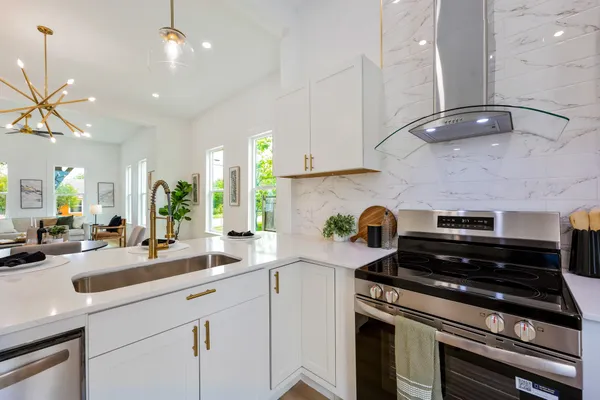 $299,900 | 910 West 4th Street, Taylor, TX 76574