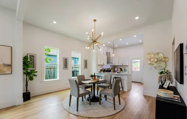 $299,900 | 910 West 4th Street, Taylor, TX 76574