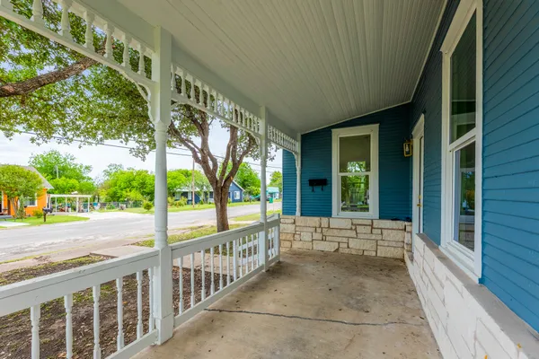 $299,900 | 910 West 4th Street, Taylor, TX 76574