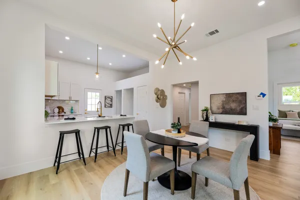 $299,900 | 910 West 4th Street, Taylor, TX 76574