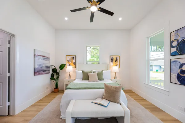 $299,900 | 910 West 4th Street, Taylor, TX 76574