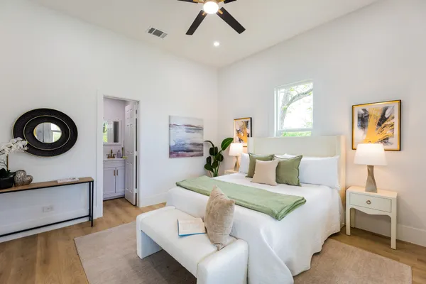 $299,900 | 910 West 4th Street, Taylor, TX 76574