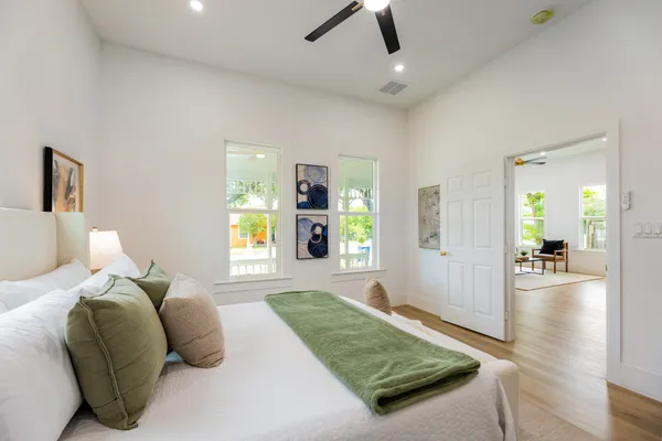 $299,900 | 910 West 4th Street, Taylor, TX 76574