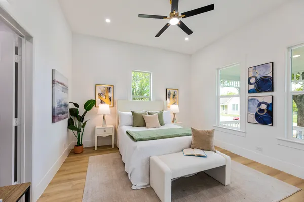 $299,900 | 910 West 4th Street, Taylor, TX 76574