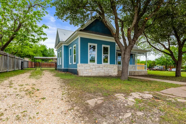 $299,900 | 910 West 4th Street, Taylor, TX 76574