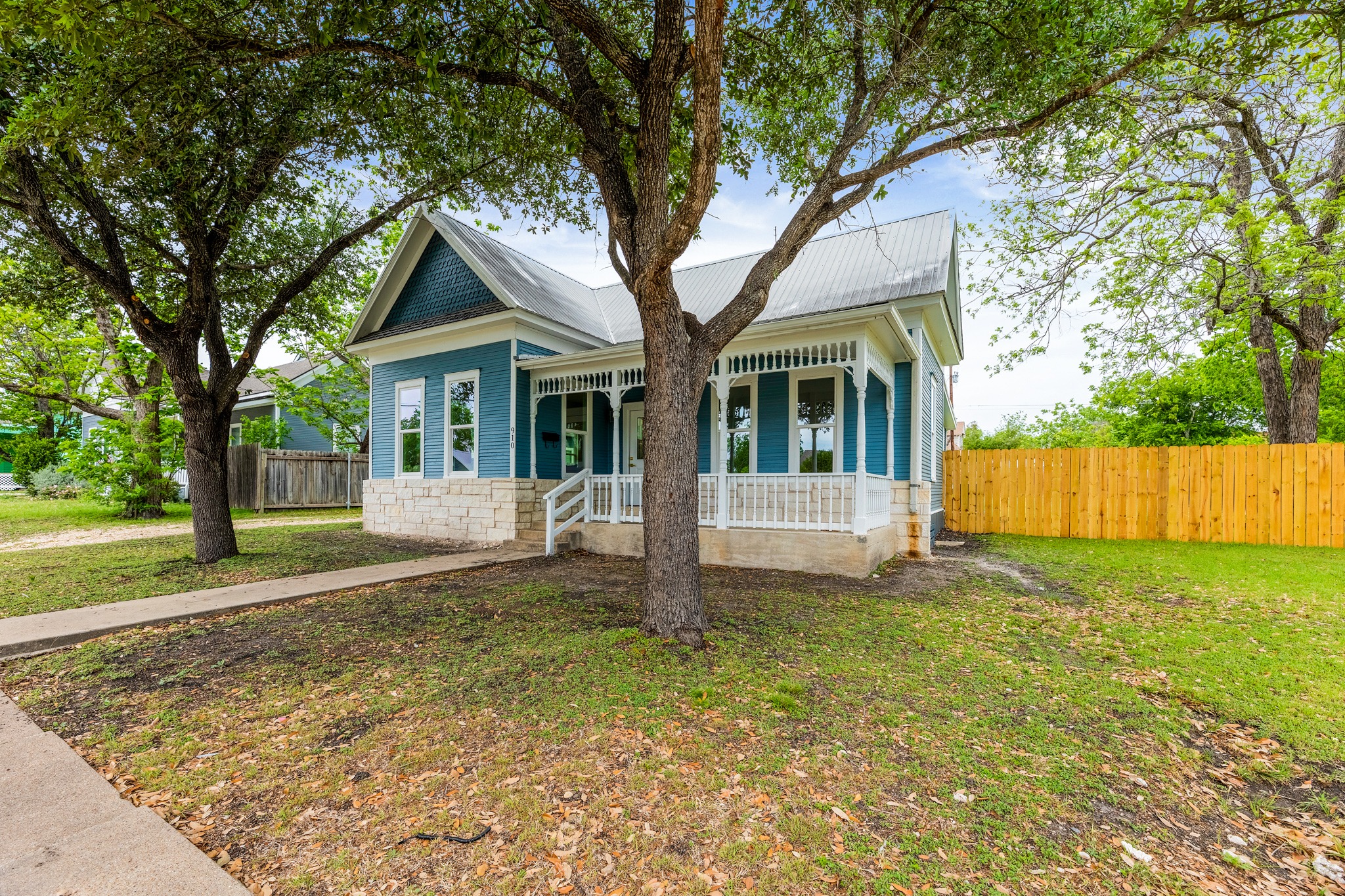 910 West 4th Street Taylor, TX 76574 - Photo 4 of 38 a front view of a house with a yard