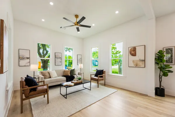 $299,900 | 910 West 4th Street, Taylor, TX 76574