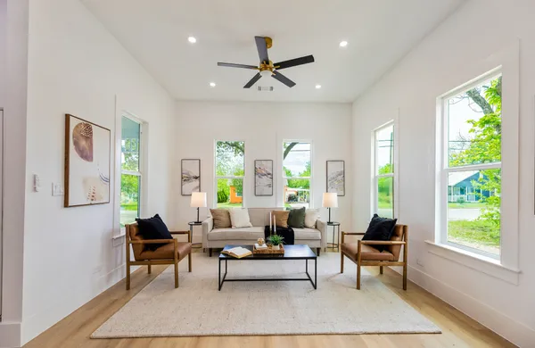 $299,900 | 910 West 4th Street, Taylor, TX 76574