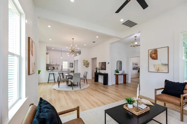 $299,900 | 910 West 4th Street, Taylor, TX 76574