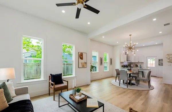 $299,900 | 910 West 4th Street, Taylor, TX 76574