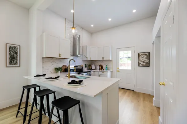 $299,900 | 910 West 4th Street, Taylor, TX 76574