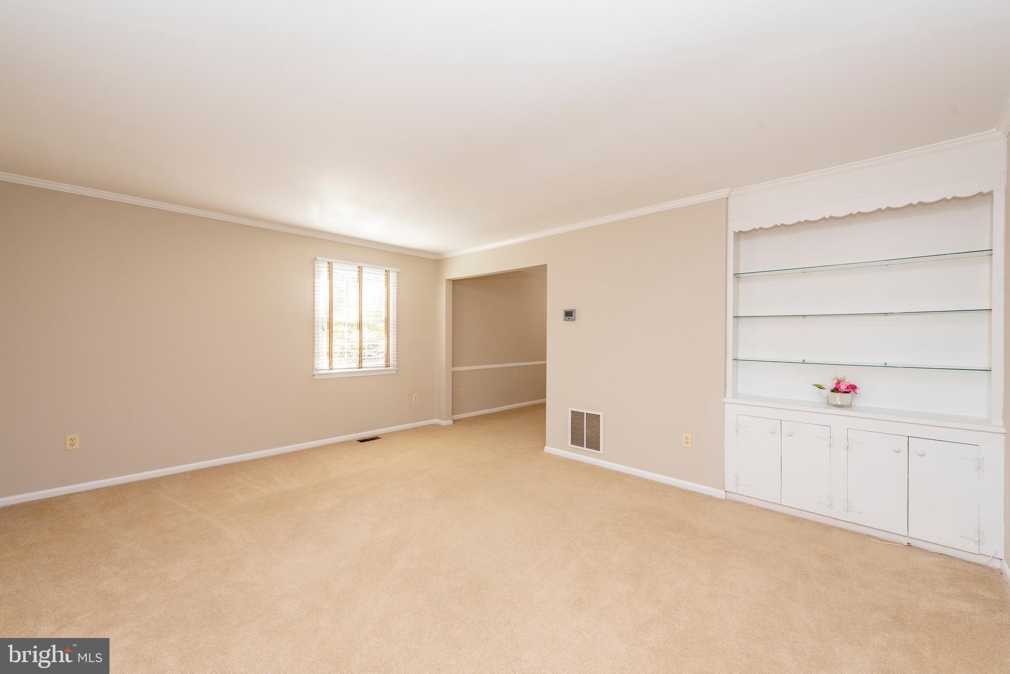9461 Dunloggin Road Ellicott City, MD 21042 - Photo 4 of 44 Living Room