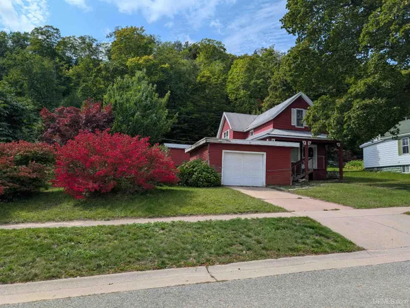 $99,000 | 921 West Superior Street, Munising, MI 49862