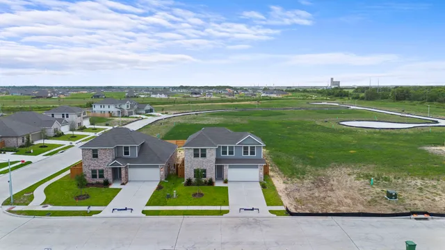 a view of a houses with a big yard