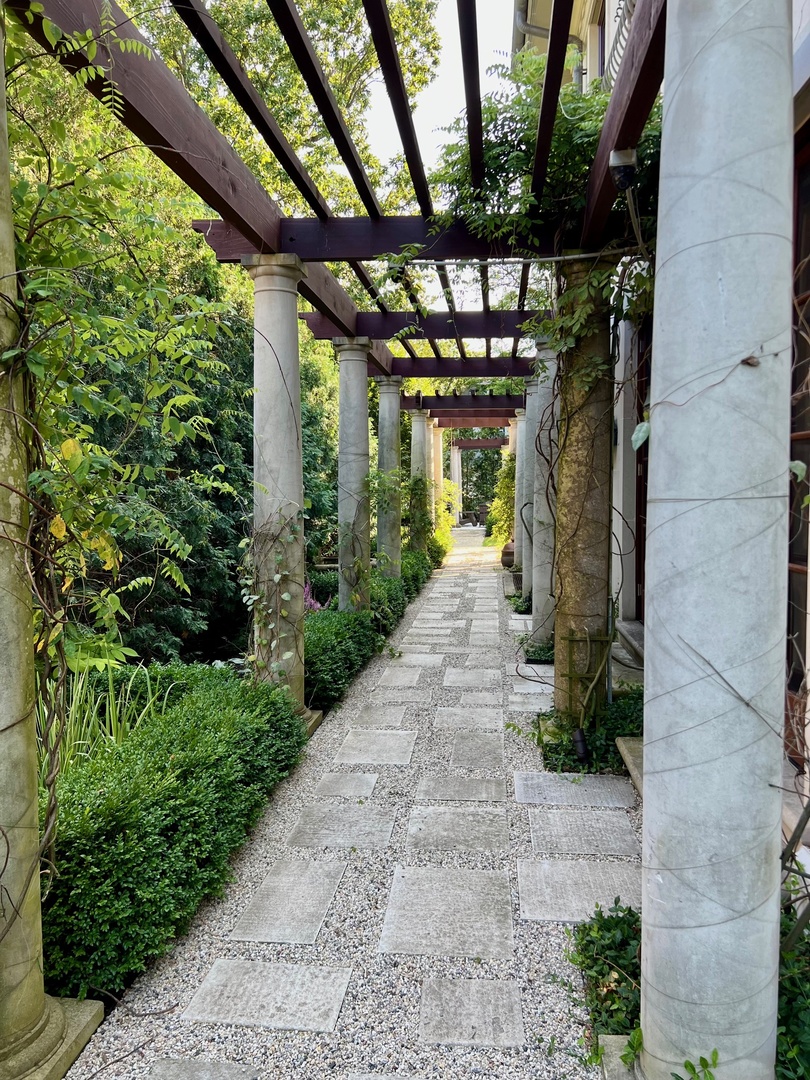 528 Roslyn Road Kenilworth, IL 60043 - Photo 11 of 62 a view of a pathway of a building