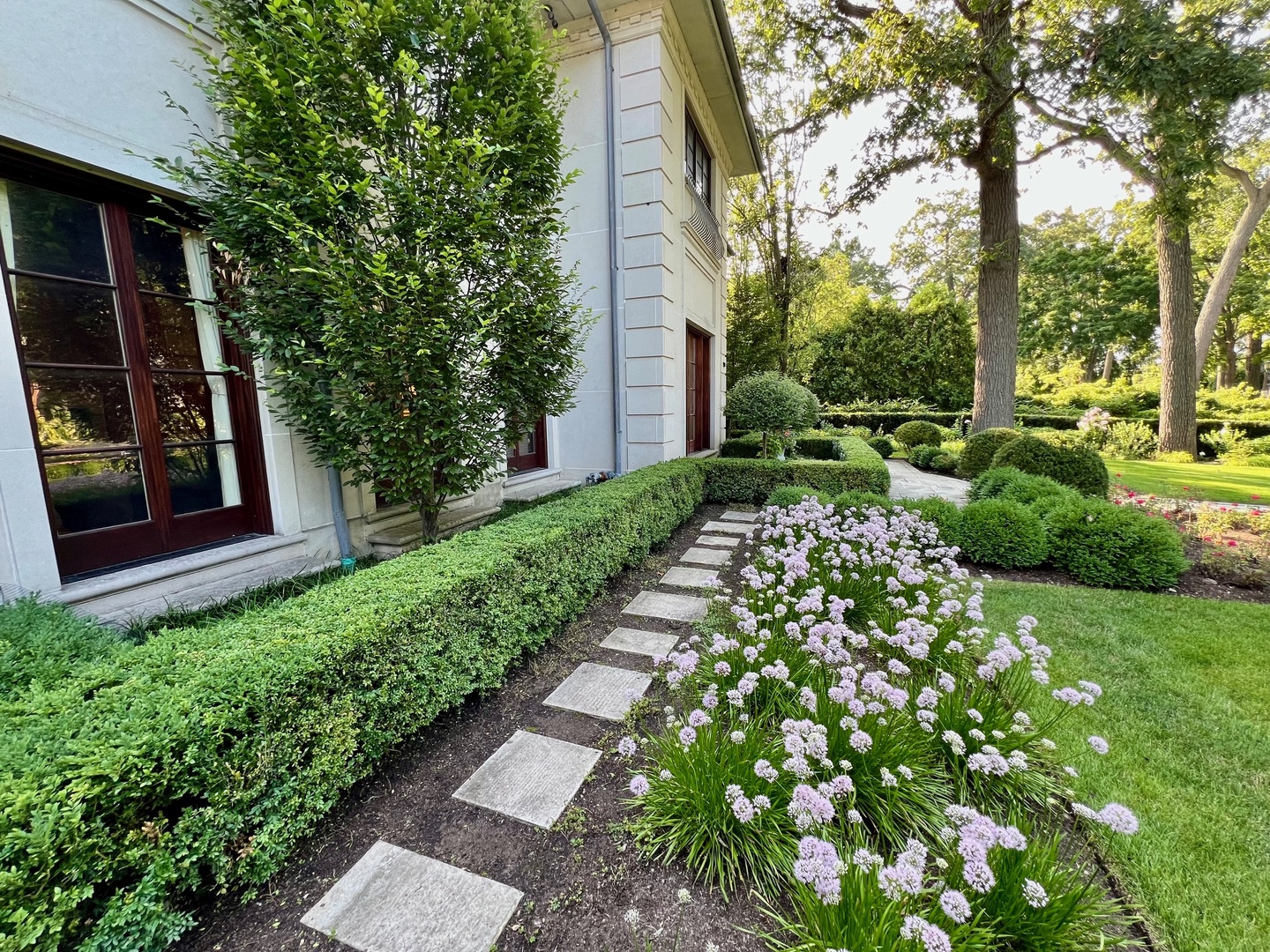 528 Roslyn Road Kenilworth, IL 60043 - Photo 13 of 62 a view of small garden