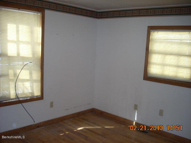 433 East Otis Rd 006