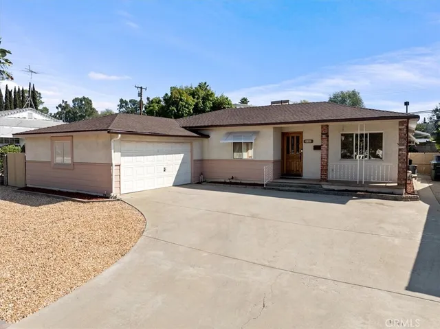 a view of a backyard with green space