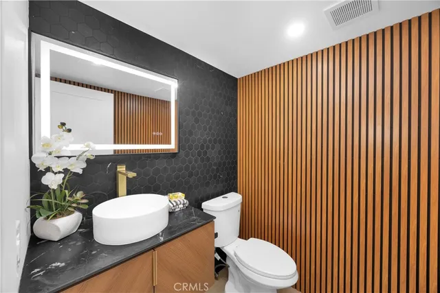 $2,299,000 | 5852 Bellfield Lane, Huntington Beach, CA 92648