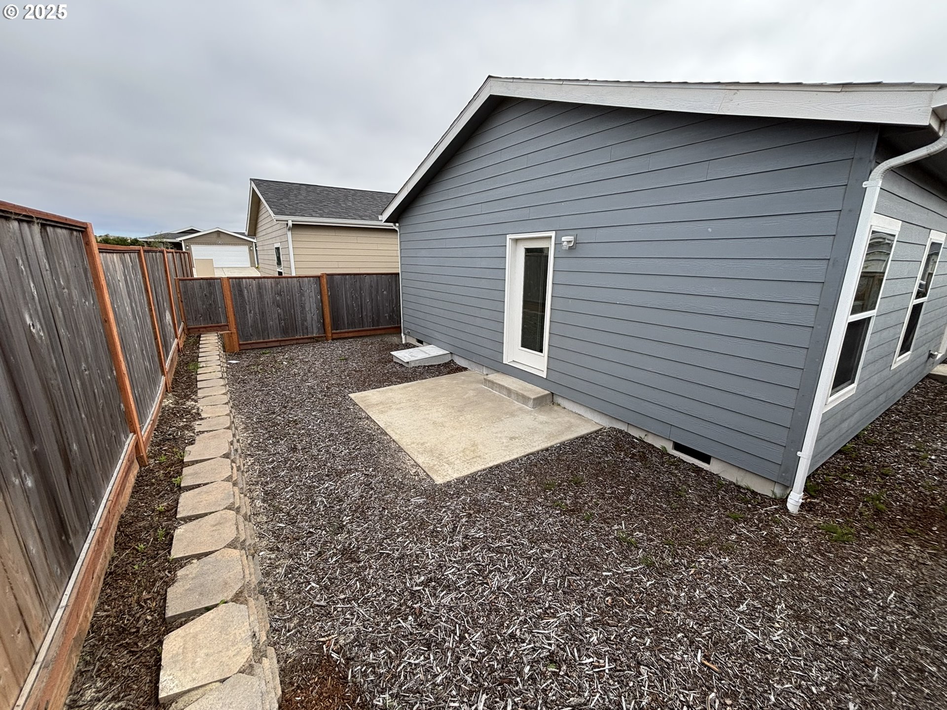 5270 Nopal Street Florence, OR 97439 - Photo 25 of 27 a backyard of a house