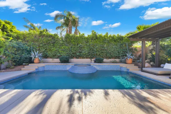 a view of a backyard