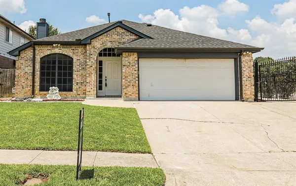 $2,600 | 5616 Indian Hill Drive, Arlington, TX 76018