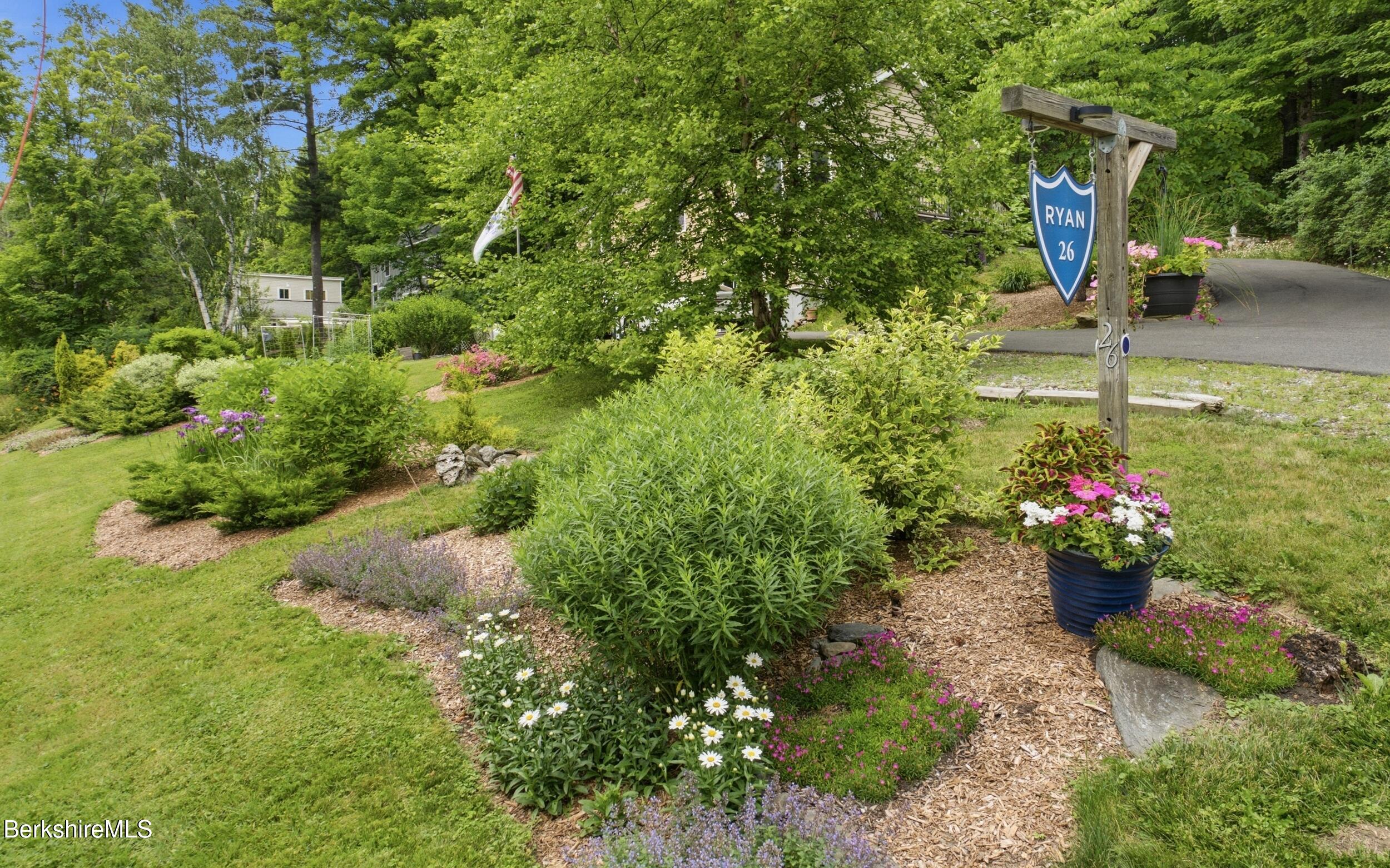 26 Mahkeenac Road Stockbridge, MA 01262 - Photo 4 of 23 4