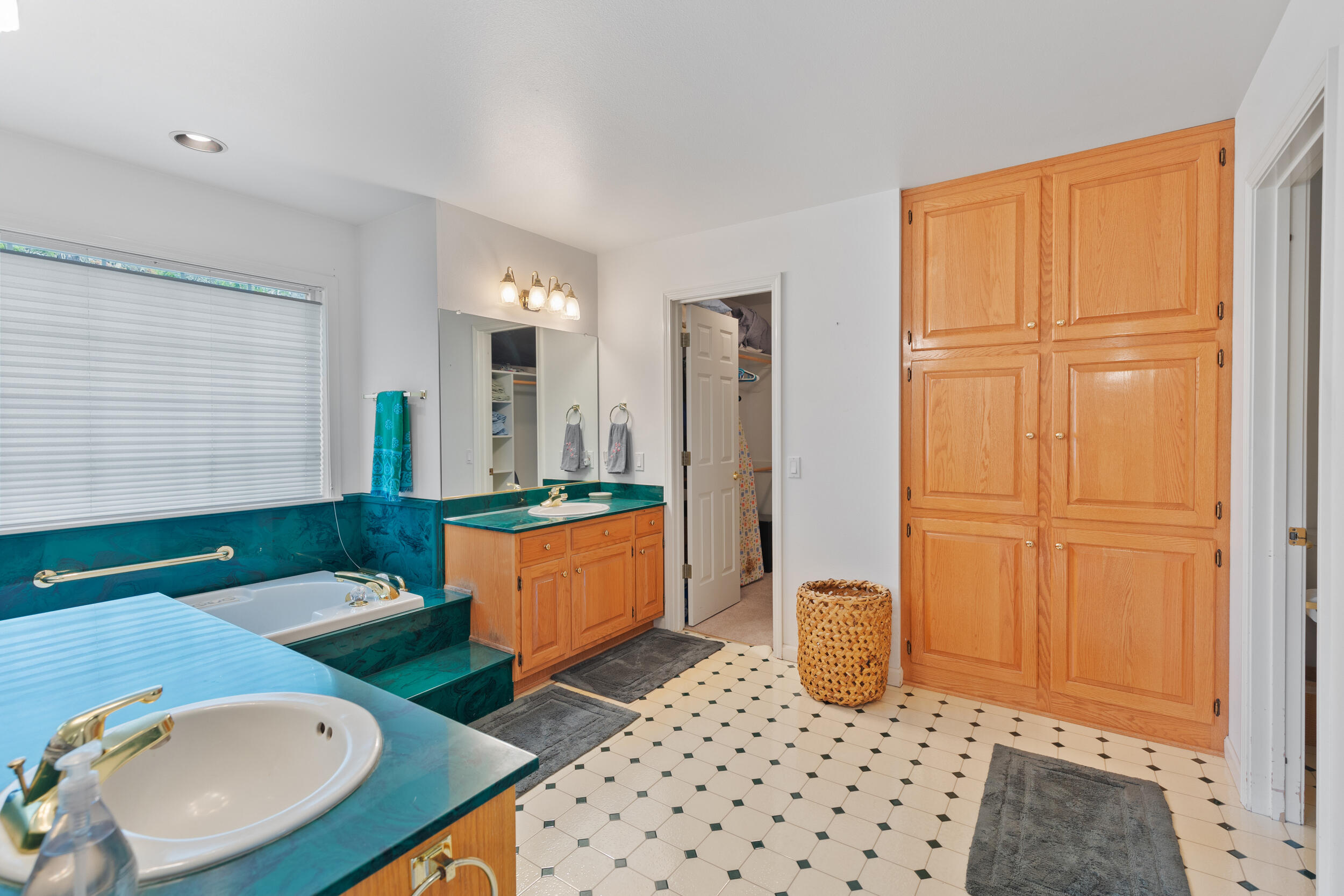 280 Naturescape Road Grants Pass, OR 97527 - Photo 20 of 60 Primary Bathroom