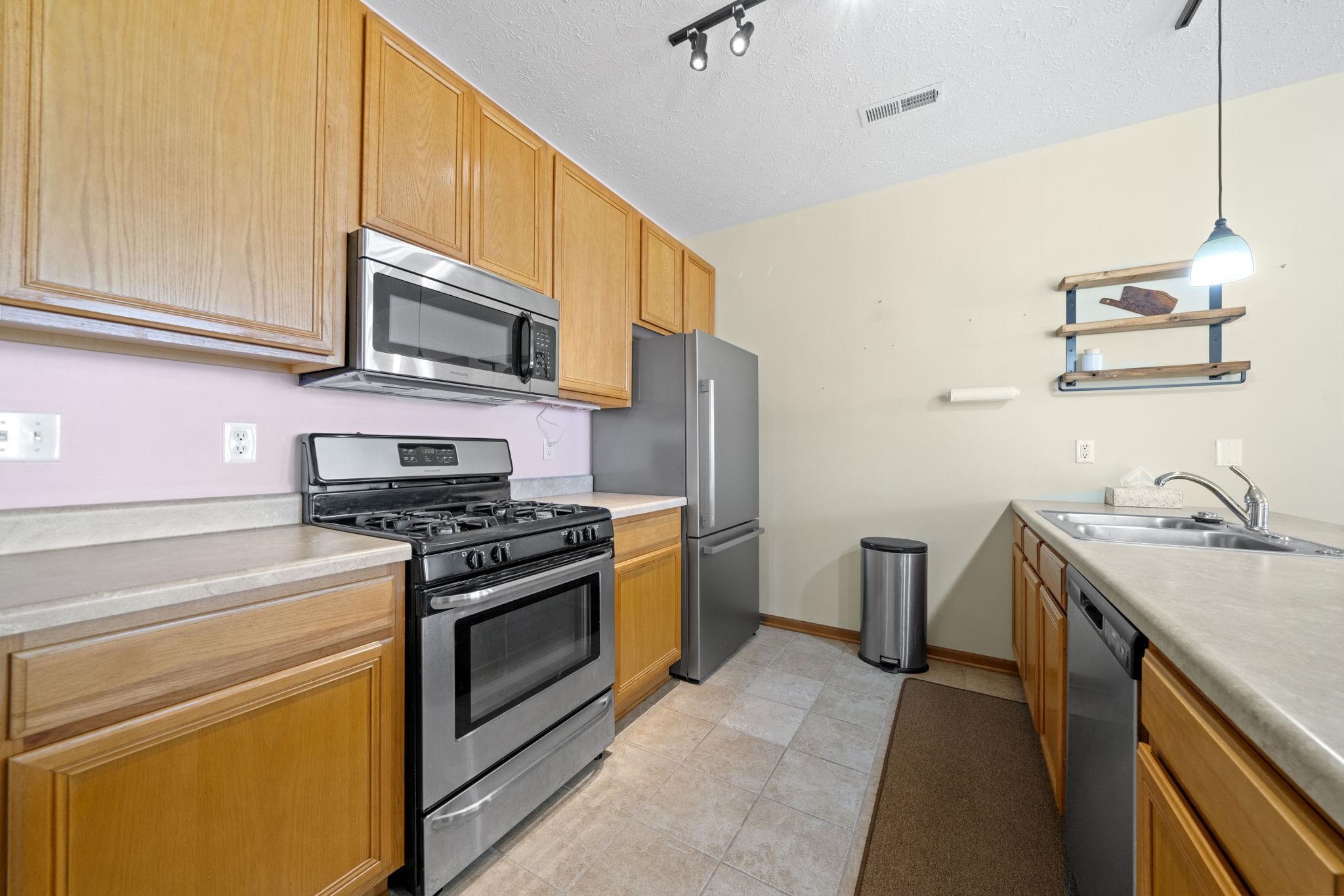 410 Pine White Road, Unit 102B Roscoe, IL 61073 - Photo 12 of 25