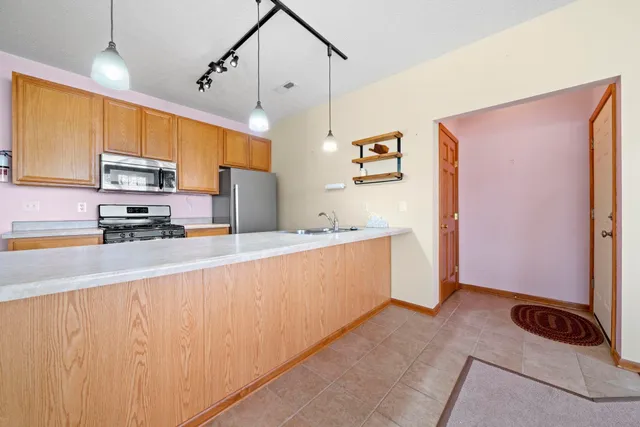 $175,000 | 410 Pine White Road, Unit 102B, Roscoe, IL 61073