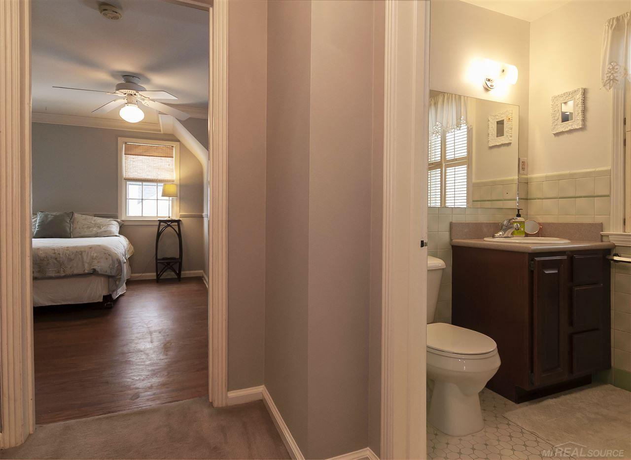 1010 Roslyn Road Grosse Pointe, MI 48236 - Photo 20 of 35 31340445-19.JPG