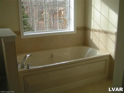 128 Withywindle Way Bushkill, PA 18324 - Photo 4 of 4 a bathroom with a bathtub