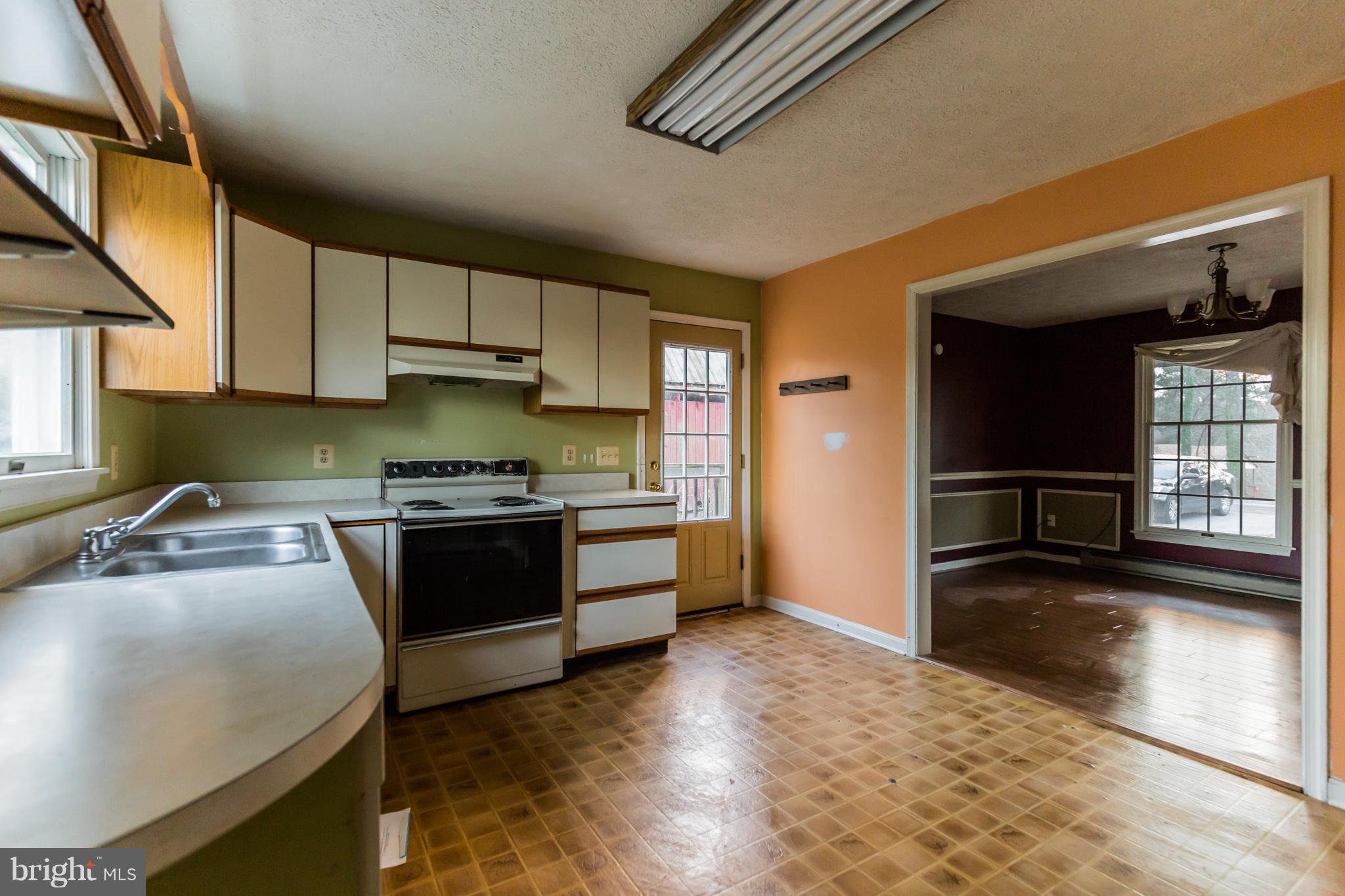 190 Heather Road Prince Frederick, MD 20678 - Photo 14 of 24 a kitchen with granite countertop a stove a sink and a refrigerator