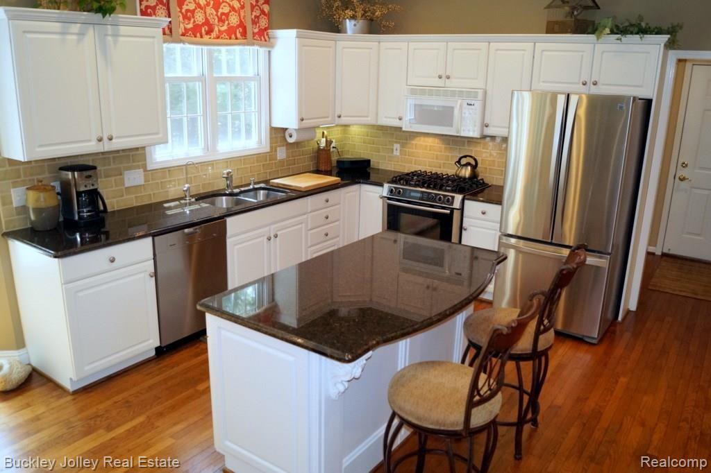 6952 Summit Ridge Brighton, MI 48116 - Photo 2 of 28 Granite Countertops