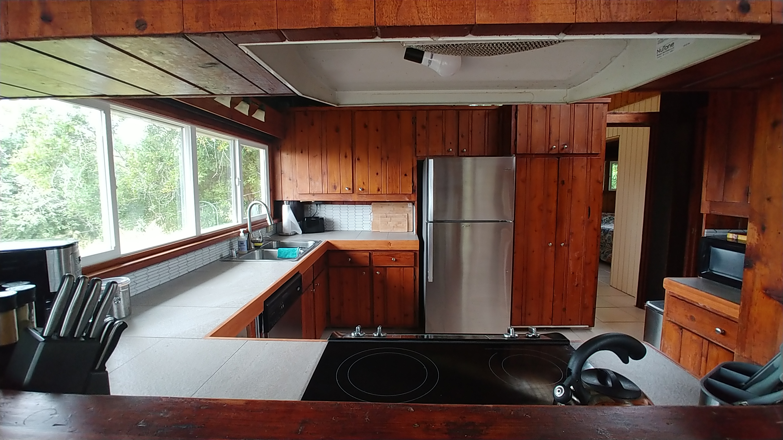 81-6315 Hawaiʻi Belt Road Captain Cook, HI 96750 - Photo 11 of 13 a room with furniture and a window