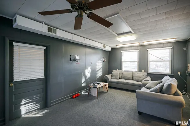 $128,000 | 224 South Henderson Street, Toulon, IL 61483