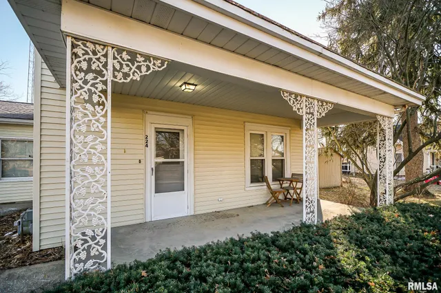 $128,000 | 224 South Henderson Street, Toulon, IL 61483