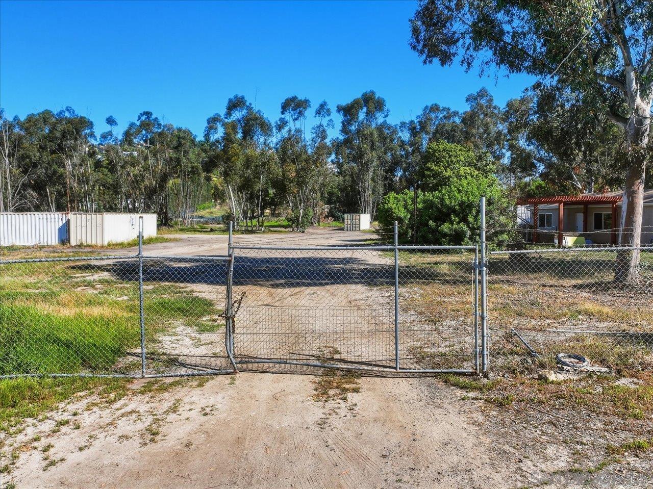 a view of a backyard