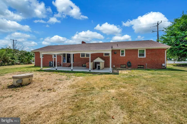 a view of a house with backyard and garden