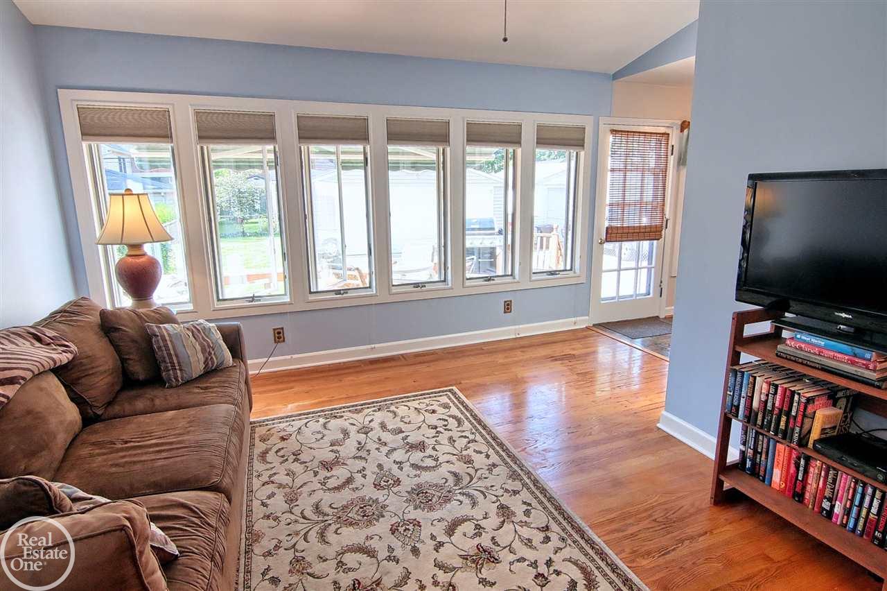 1609 Hampton Road Grosse Pointe Woods, MI 48236 - Photo 4 of 30